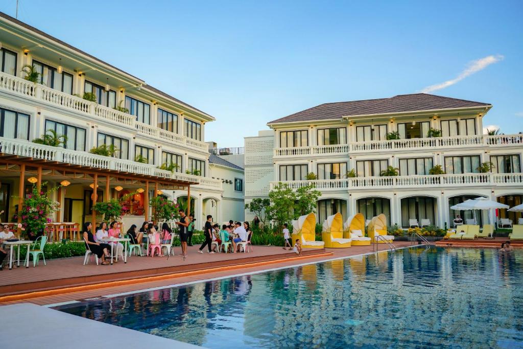 Bazén v ubytování Moodhoian Riverside Resort & Spa nebo v jeho okolí