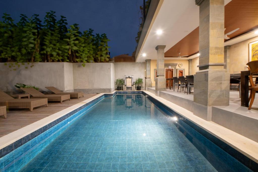 una piscina en medio de una casa en Villa Bunga Hotel, en Seminyak