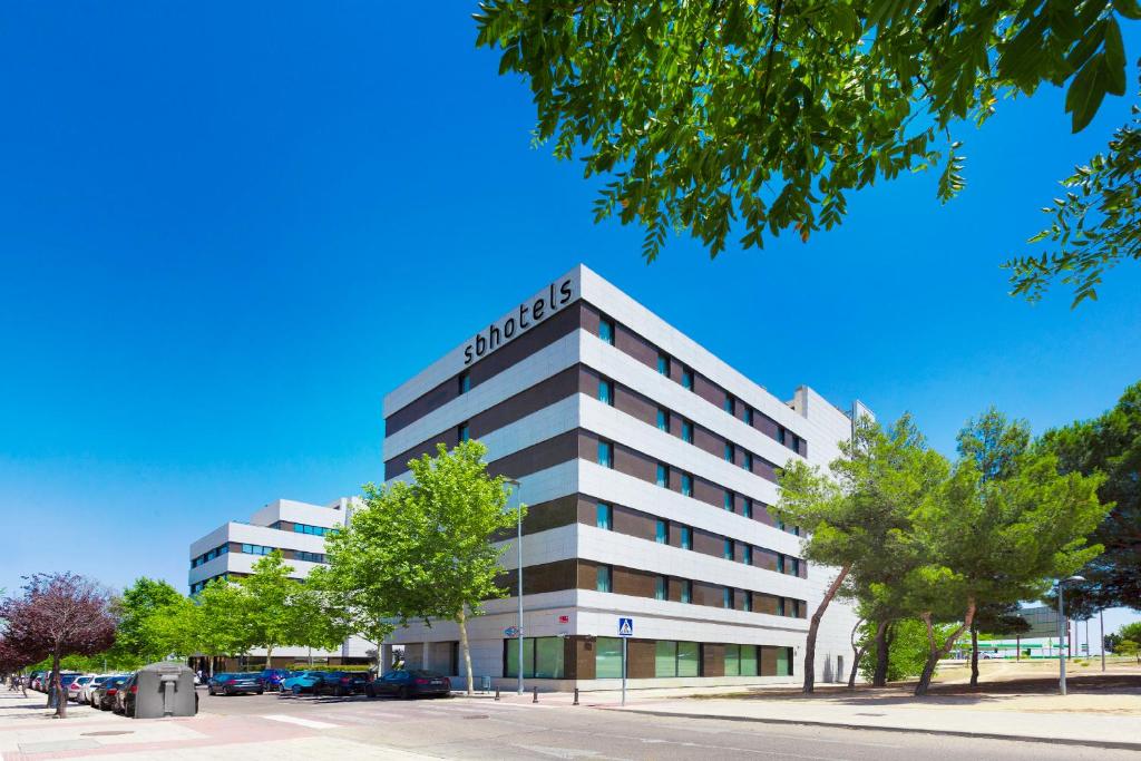 un edificio con un cartel en la parte superior en Hotel SB Express Madrid Norte en San Sebastián de los Reyes