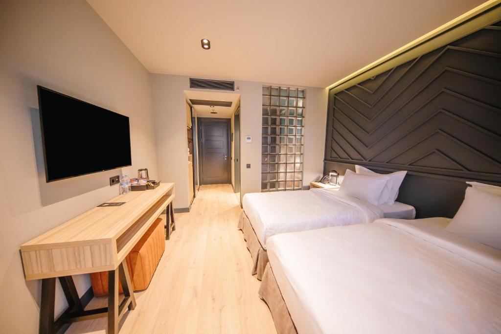 Postel nebo postele na pokoji v ubytování Sandali Metekhi Boutique Hotel