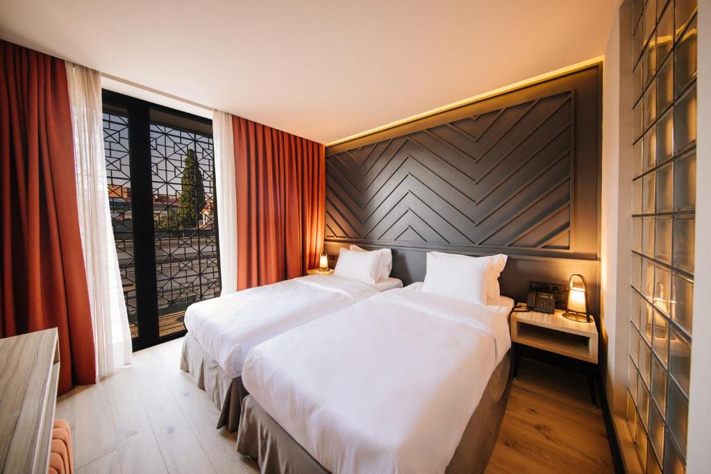 Postel nebo postele na pokoji v ubytování Sandali Metekhi Boutique Hotel