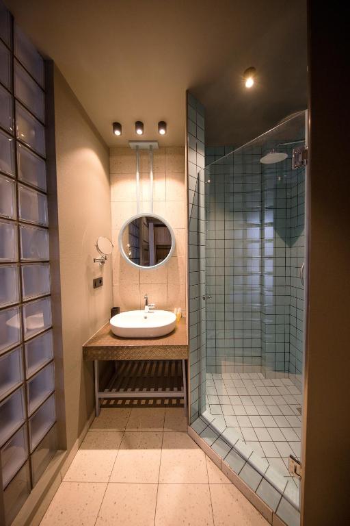 Koupelna v ubytování Sandali Metekhi Boutique Hotel