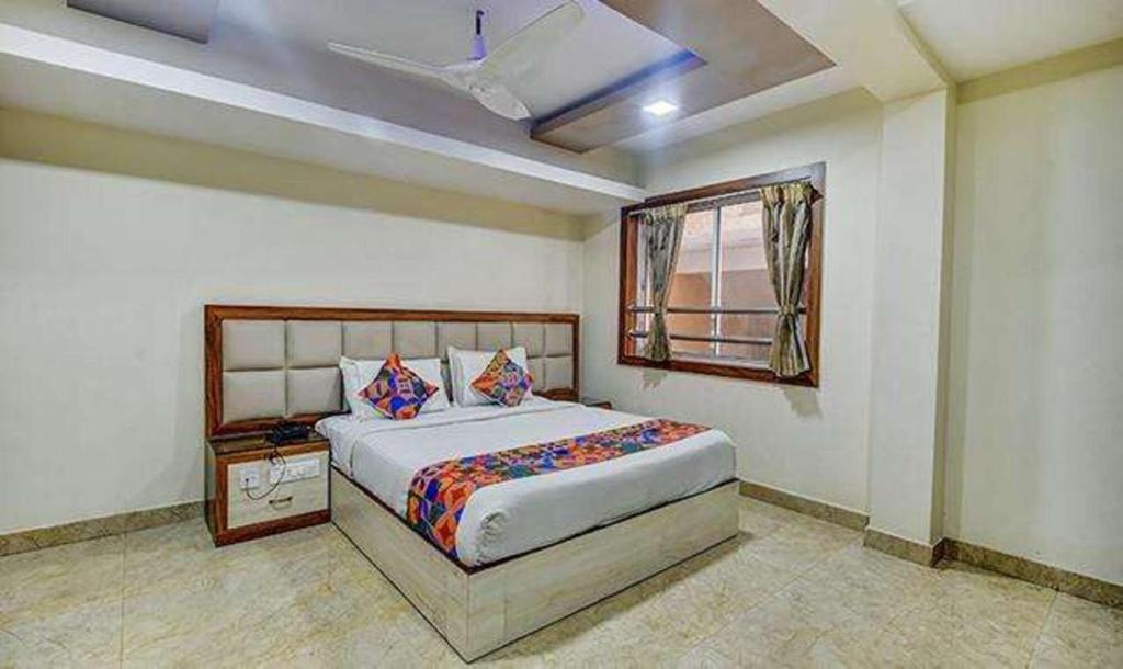Ένα ή περισσότερα κρεβάτια σε δωμάτιο στο Fabhotel Chennai Palace - Nr Chennai Beach Railway Station