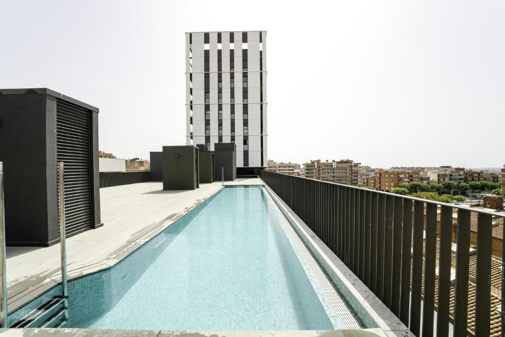 een zwembad op het dak van een gebouw bij Sunsets and the pool in Barcelona in Cornellà de Llobregat