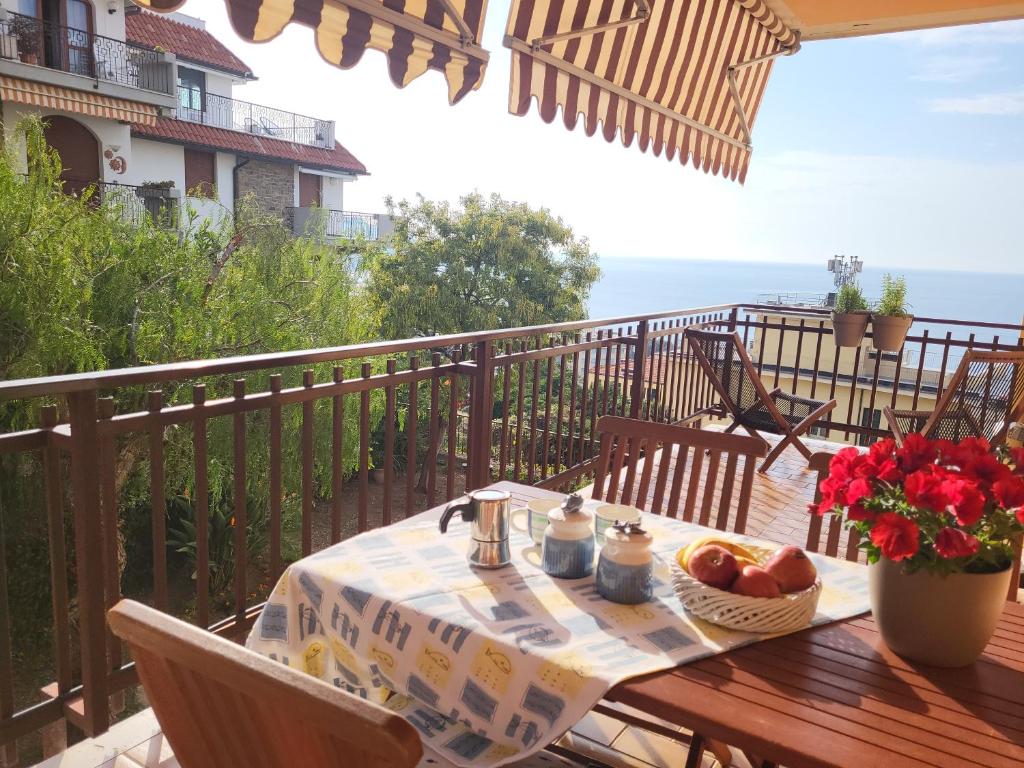 einen Tisch mit einer Obstschale auf dem Balkon in der Unterkunft A casa di Clo' in Sanremo