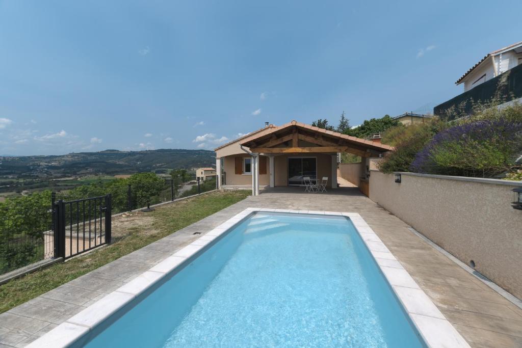 - une piscine dans l'arrière-cour d'une maison dans l'établissement Rosa Gallica - Maison climatisée avec piscine, à Villeuneuve-de-Berg