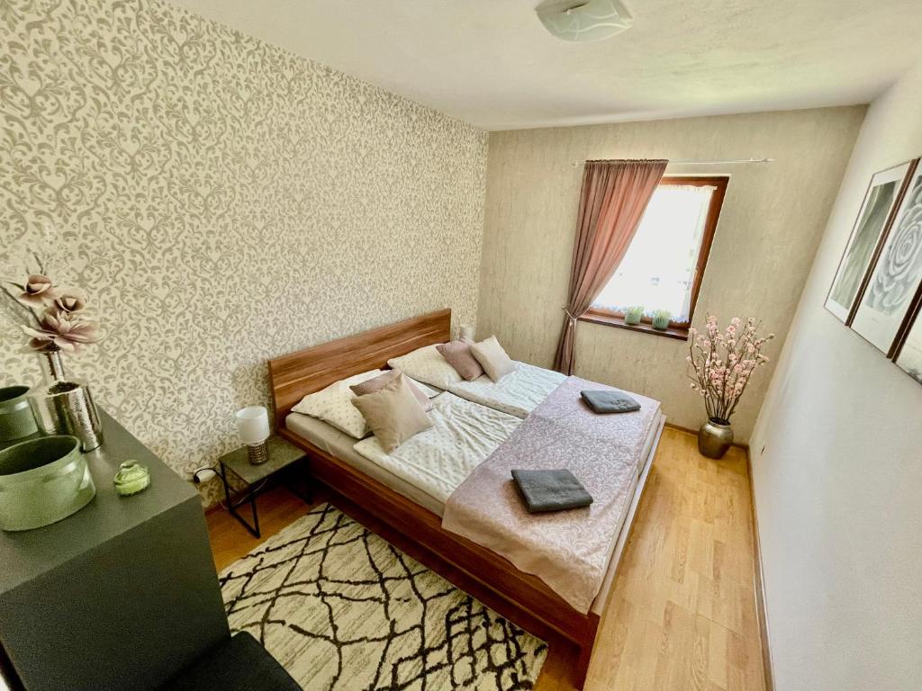 מיטה או מיטות בחדר ב-Bystrá Apartment