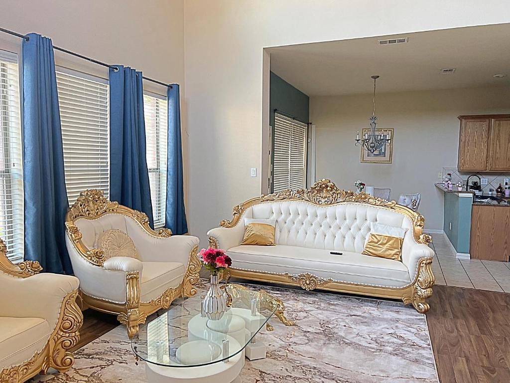 sala de estar con sofá blanco y 2 sillas en Kings and Queens luxury home, en Grand Prairie