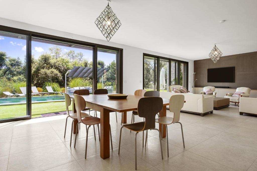 a dining room with a table and chairs at Villa Valériane in Trans-en-Provence