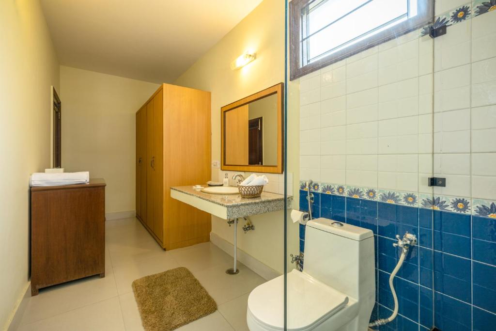 La salle de bains est pourvue de toilettes et d'un lavabo. dans l'établissement Citrus County, Hoshiarpur, amã Stays & Trails, à Hoshiārpur
