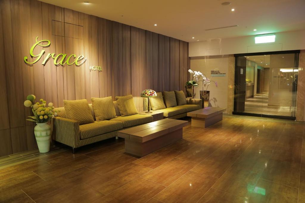a living room with a yellow couch and a table at Grace Hotel in Zhonghe