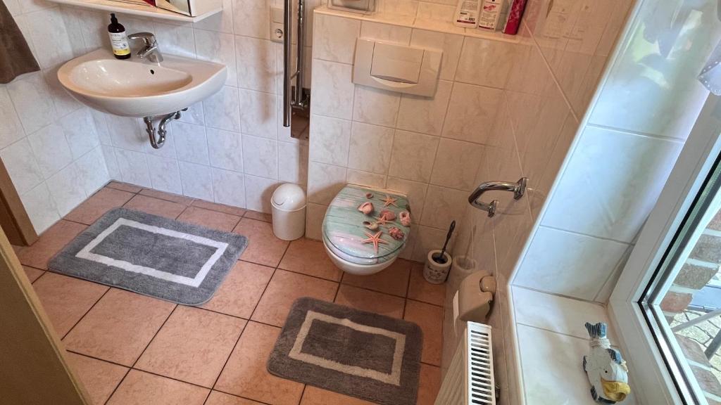 a small bathroom with a sink and a toilet at Ferienwohnung Margrit in Detern