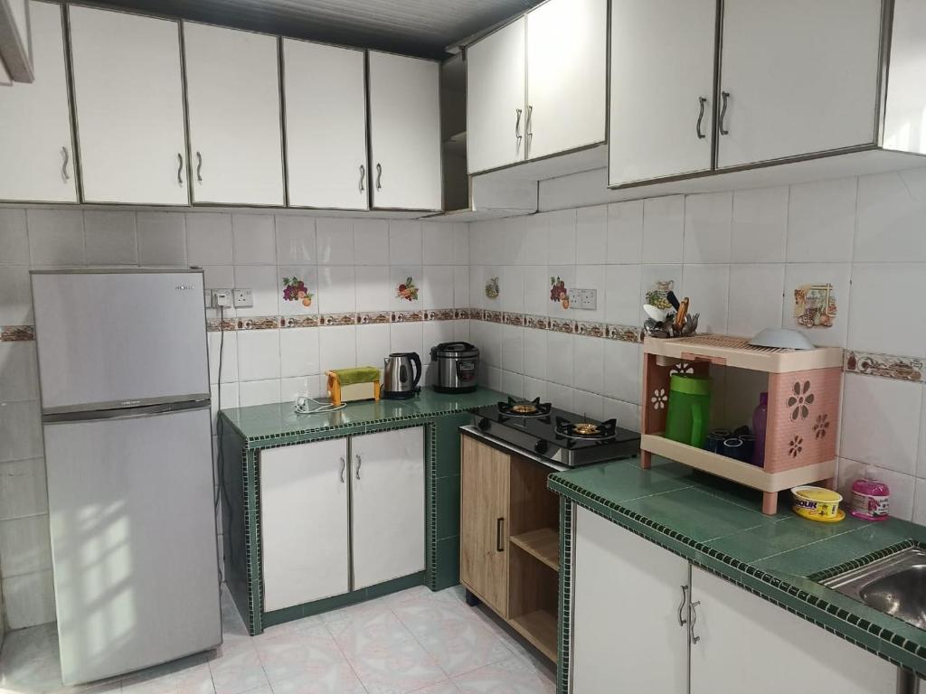 Кухня или мини-кухня в NAURAH HOMESTAY
