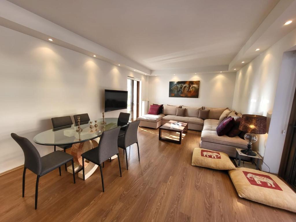 een woonkamer met een bank en een tafel bij Chic Apartment For 4 Ppl in Athene
