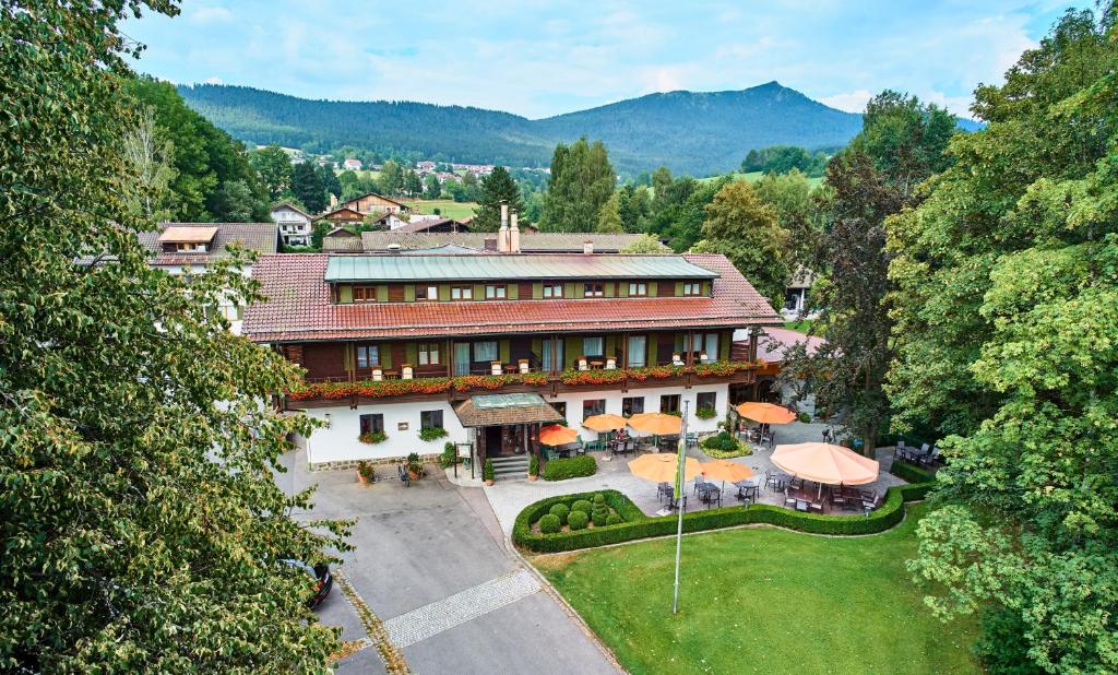 an aerial view of a house with a yard at Hotel Das Bayerwald in Lam