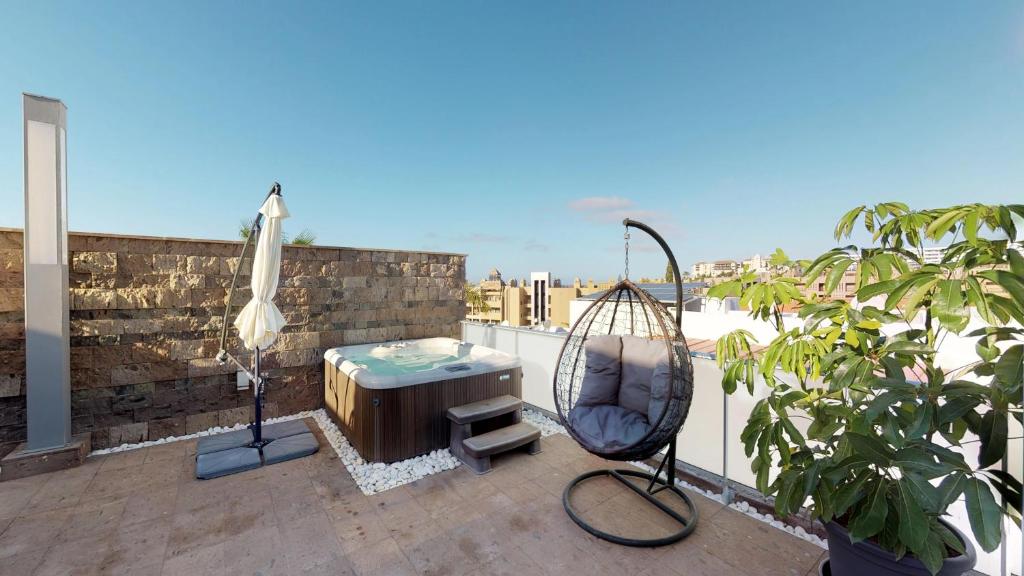 Bazén v ubytovaní Luxury BKM in Playa del Duque alebo v jeho blízkosti