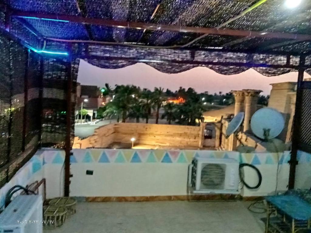 Piscina de la sau aproape de Shahhat House