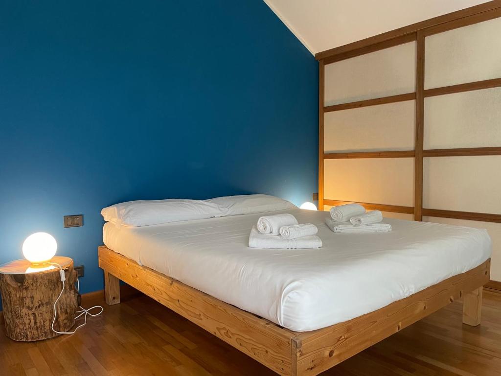 1 dormitorio con 1 cama con 2 toallas en Attico Paderno Dugnano - Milano, en Paderno Dugnano