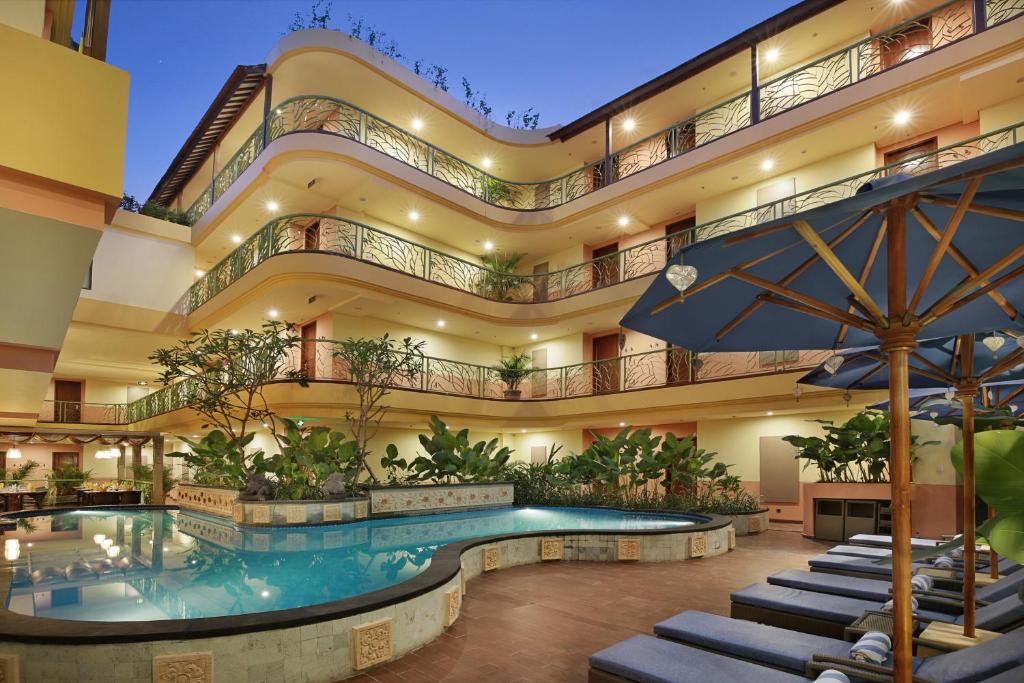 einen Innenpool in einem Gebäude mit einem Resort in der Unterkunft SenS Hotel and Spa in Ubud