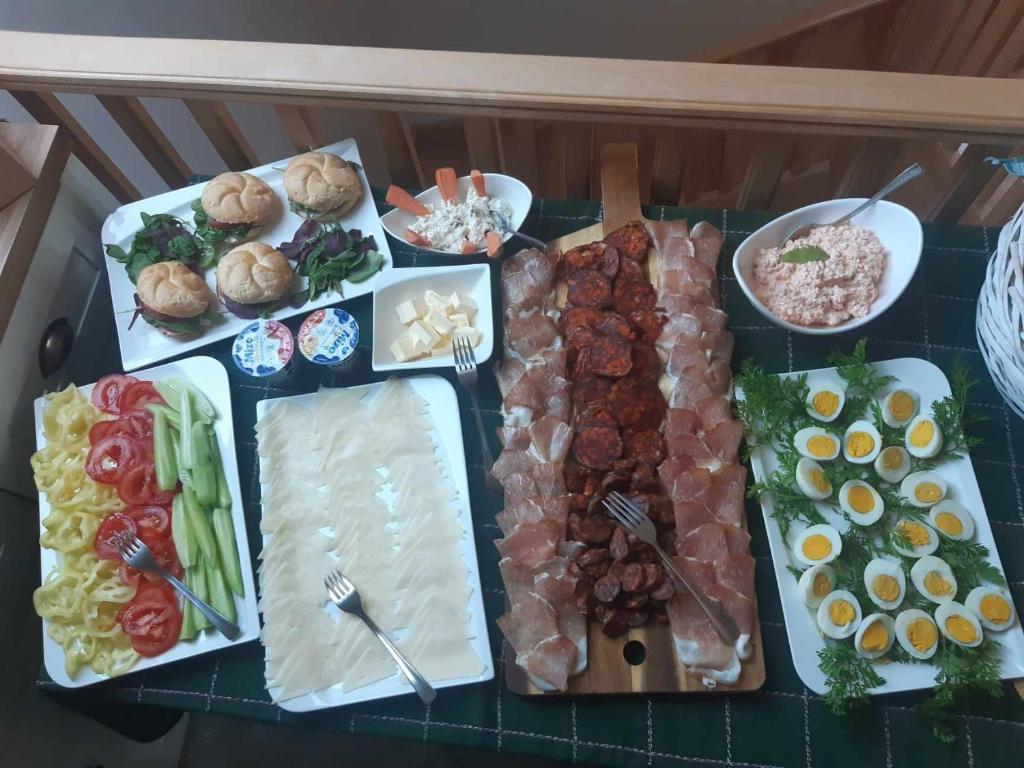 Jedzenie w pensjonacie lub w pobliżu