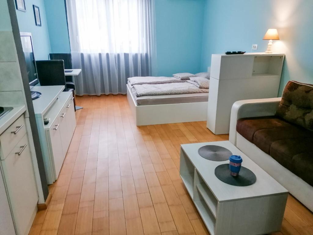 een woonkamer met een bank en een tafel bij CityMo in Mostar