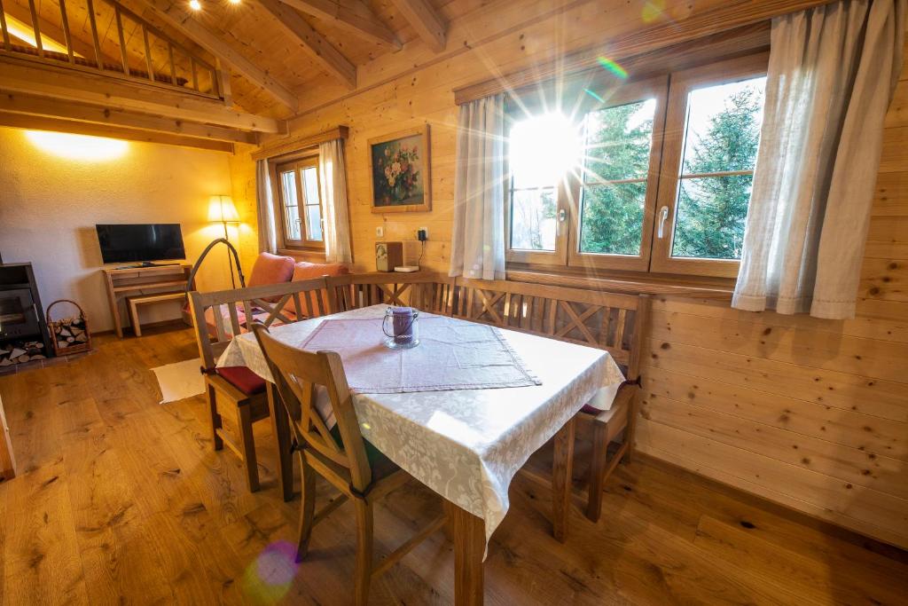 uma sala de jantar com uma mesa e cadeiras num camarote em Ferienhütte Sonnreith em Spital am Pyhrn