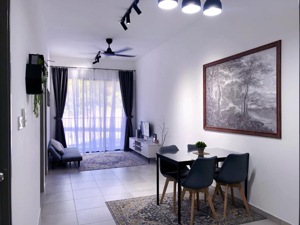 uma sala de jantar e sala de estar com mesa e cadeiras em LT Home em Sandakan
