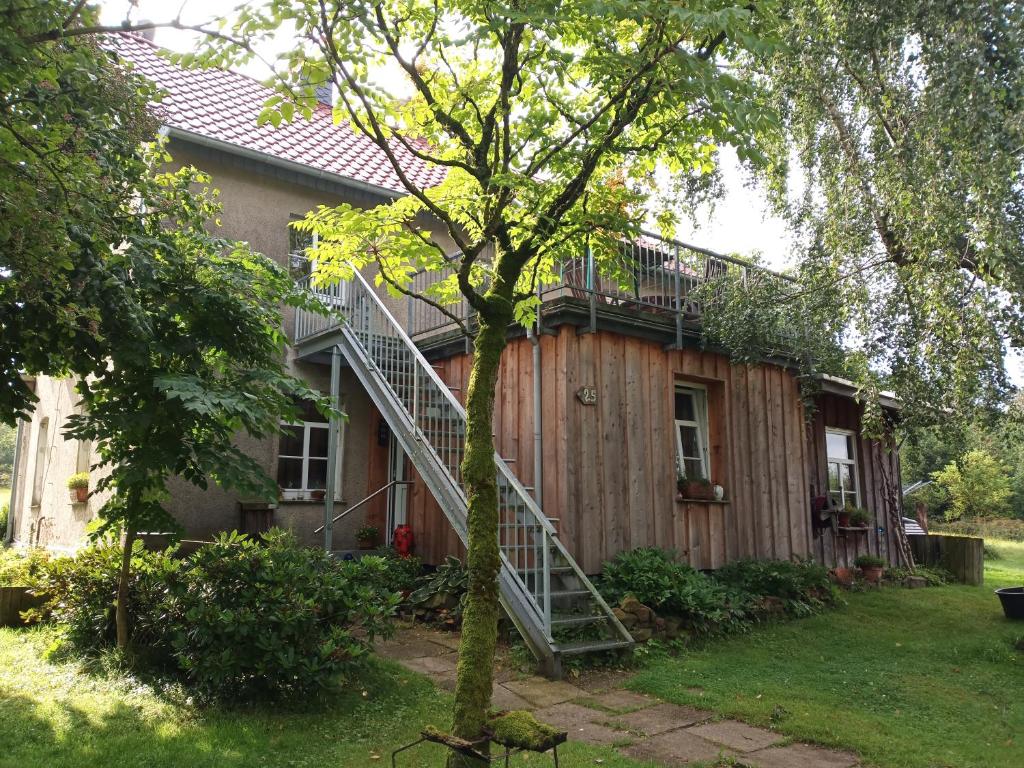 ein Haus mit einer Seitentreppe in der Unterkunft Erholen und Wohlfühlen Auf dem Knick in Detmold