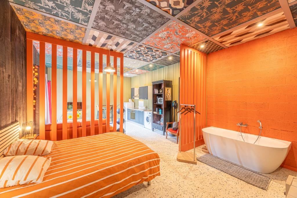une chambre avec un lit et une baignoire dans l'établissement La Maison du Bois Brûlé 2 - Avec piscine partagée, à Villaines-les-Rochers