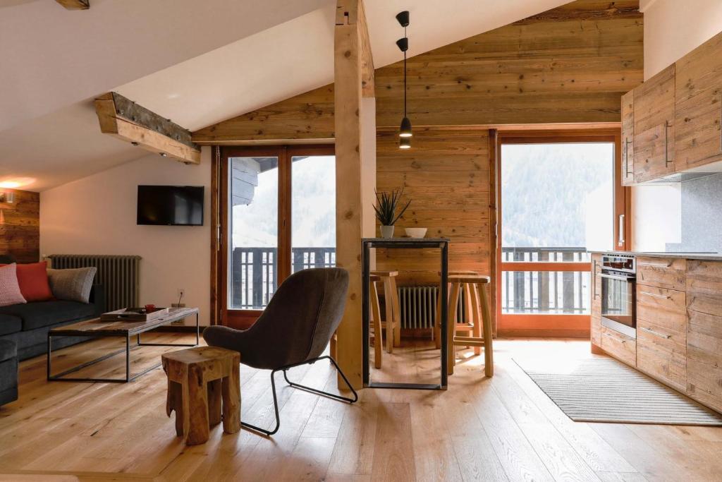 un salon avec un canapé et une table dans l'établissement Le Brevent 1 Apartment, à Chamonix-Mont-Blanc