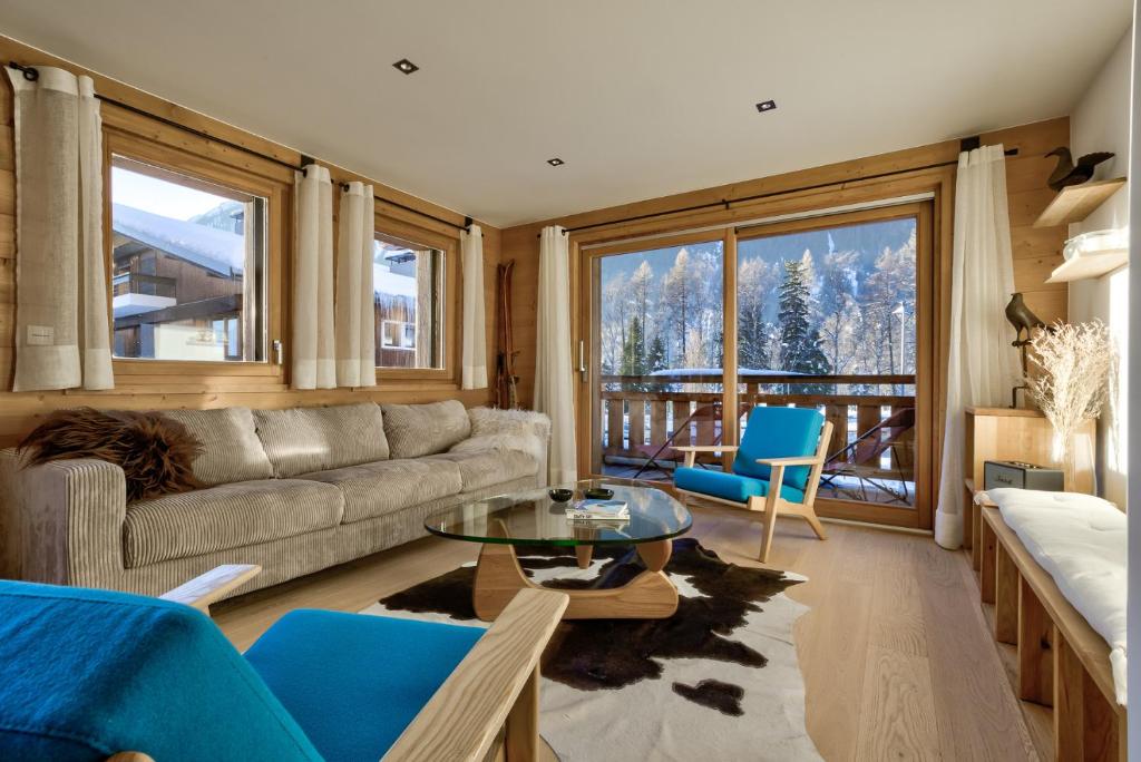 uma sala de estar com um sofá e uma mesa em Residence Le Green em Chamonix-Mont-Blanc