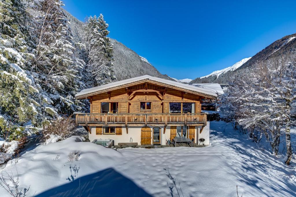 une cabane en rondins dans les montagnes dans la neige dans l'établissement Chalet Capricorne, à Chamonix-Mont-Blanc
