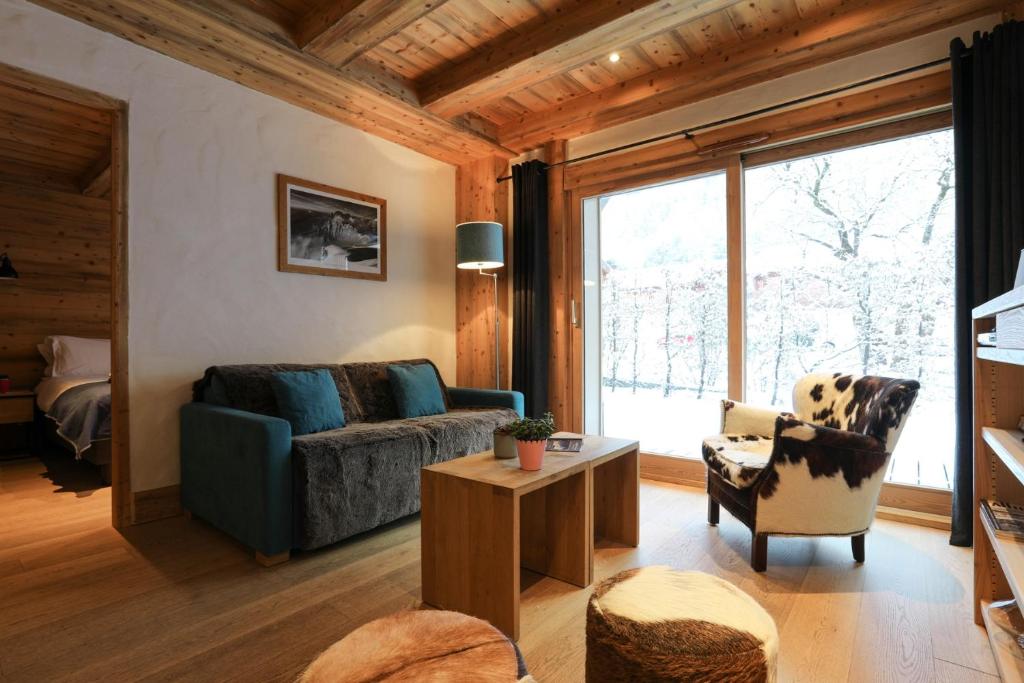 een woonkamer met een bank en een tafel bij Blaitiere 2 Apartment in Chamonix-Mont-Blanc