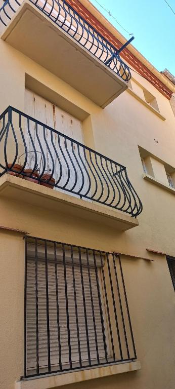 a balcony on the side of a building at Entre Mer & Terre in Banyuls-sur-Mer