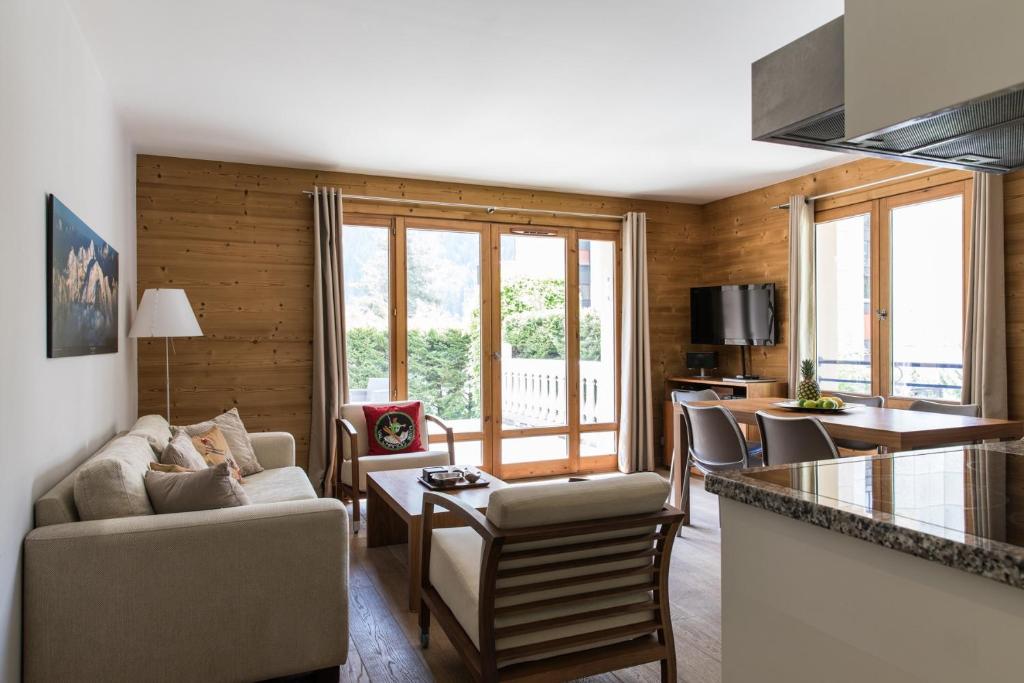 un salon avec un canapé et une table dans l'établissement Villa Floria Apartment, à Chamonix-Mont-Blanc