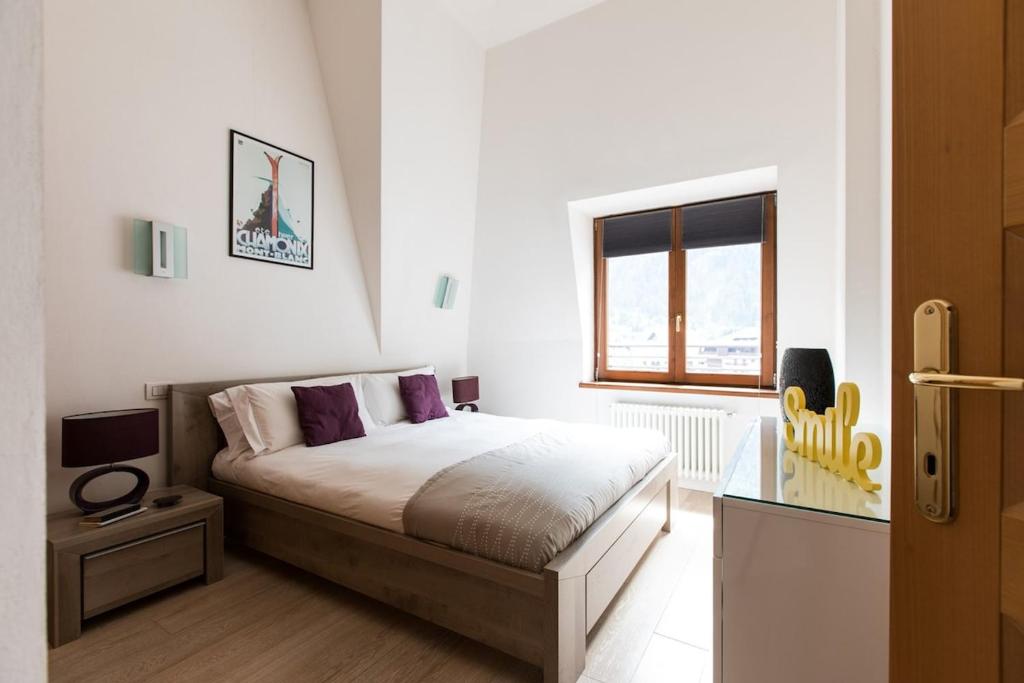 1 dormitorio con cama y ventana en Residence Les Alpes en Chamonix-Mont-Blanc
