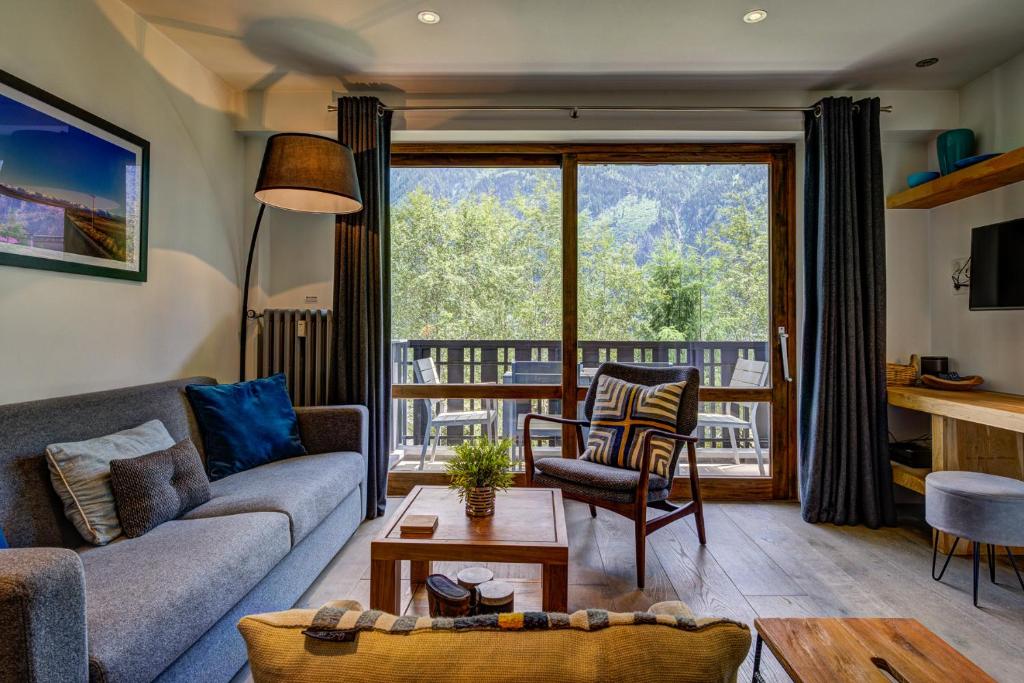 ein Wohnzimmer mit einem Sofa und einem Tisch in der Unterkunft Le Brevent 3 Apartment in Chamonix-Mont-Blanc