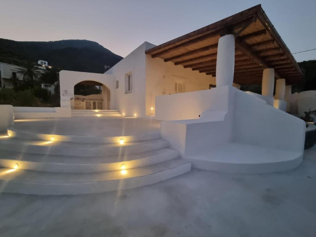 una rampa di scale di fronte a una casa con luci di MIravilla Salina a Lingua