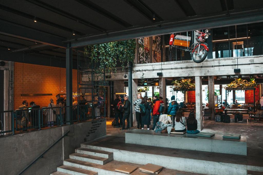 哥本哈根Next House Copenhagen的一群人站在建筑物外面