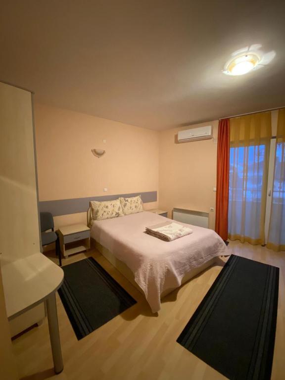 Rúm í herbergi á Zekir - Zimmer - Rooms - Struga - Boulevard