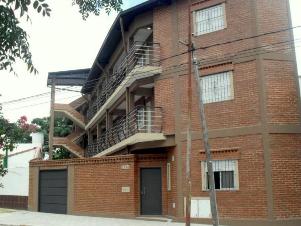 un edificio de ladrillo con una escalera en su lateral en HOSTEL RESIDENCIAL SAENZ PEÑA en Sáenz Peña