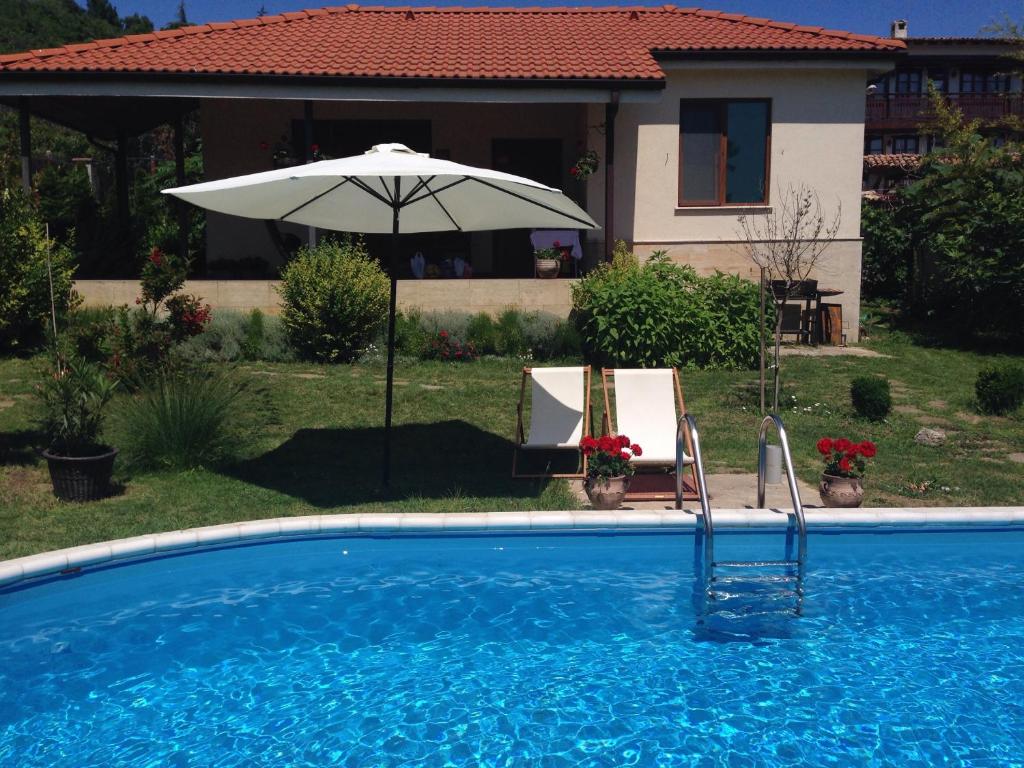 Swimmingpoolen hos eller tæt på Sunny villa Boutique Varna