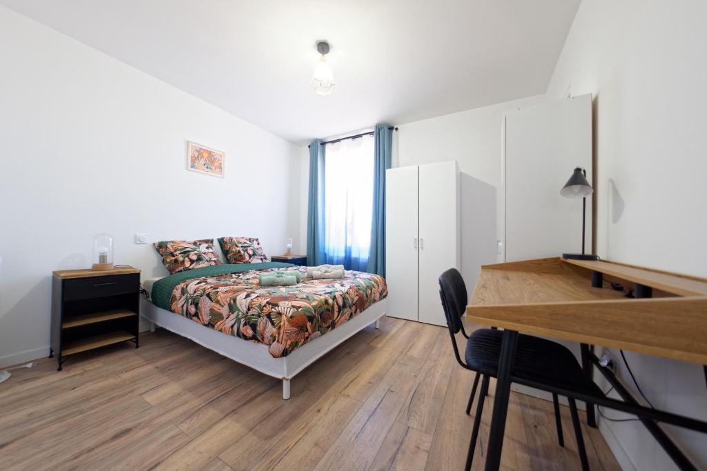 une chambre avec un lit, une table et un bureau dans l'établissement Le Pyrénid - 3 personnes - bureau & wifi, à Perpignan
