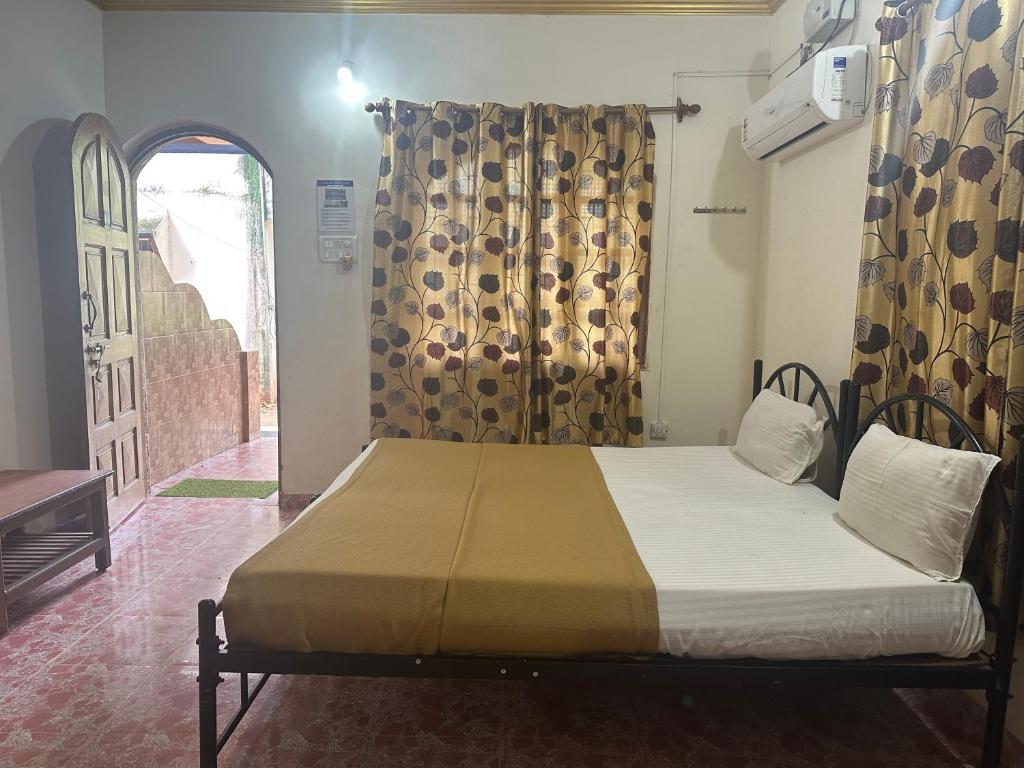 Postel nebo postele na pokoji v ubytování Casa De Calangute Hotel