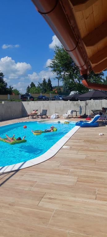 Bazén v ubytování GyenesCamping Wohnwagen Knaus 1 Rechts nebo v jeho okolí