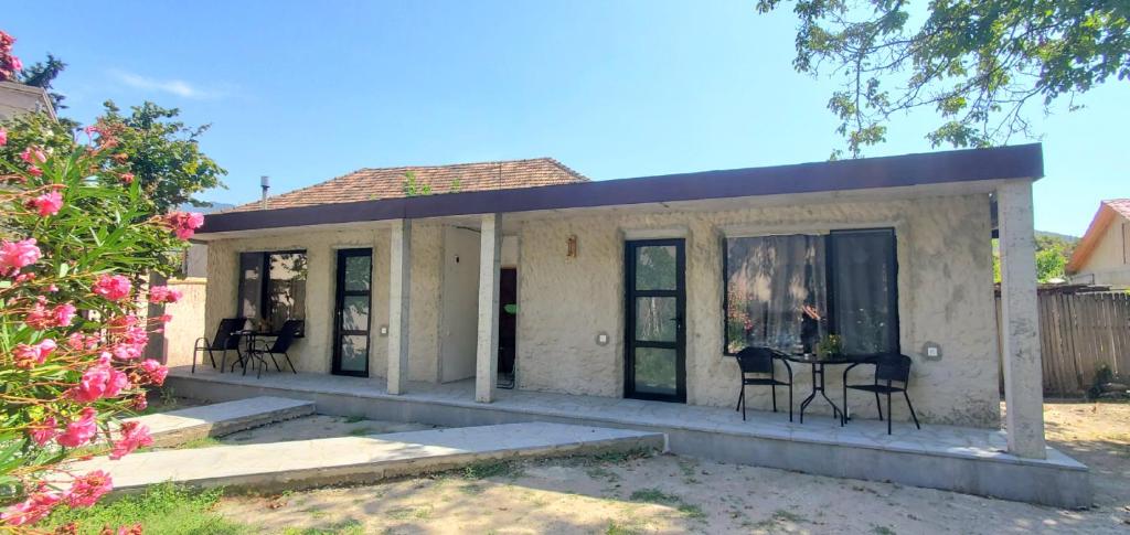 姆茨赫塔的住宿－GuestRoom KOKO，白色的小房子,配有桌子和椅子