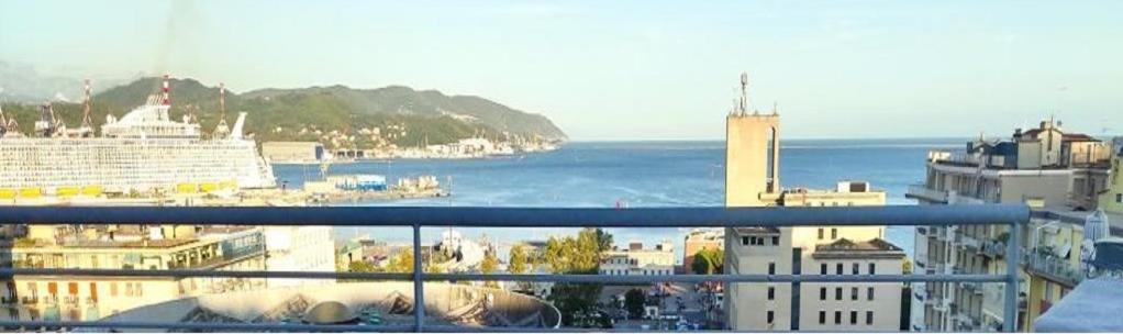 - une vue sur l'océan depuis le balcon d'un bateau de croisière dans l'établissement Allegroitalia La Spezia 5 Terre, à La Spezia