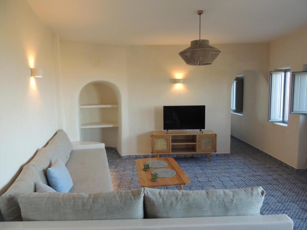 TV a/nebo společenská místnost v ubytování Villa Apaggio Santorini