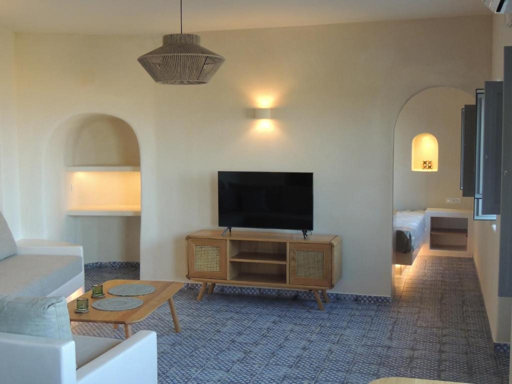 TV a/nebo společenská místnost v ubytování Villa Apaggio Santorini
