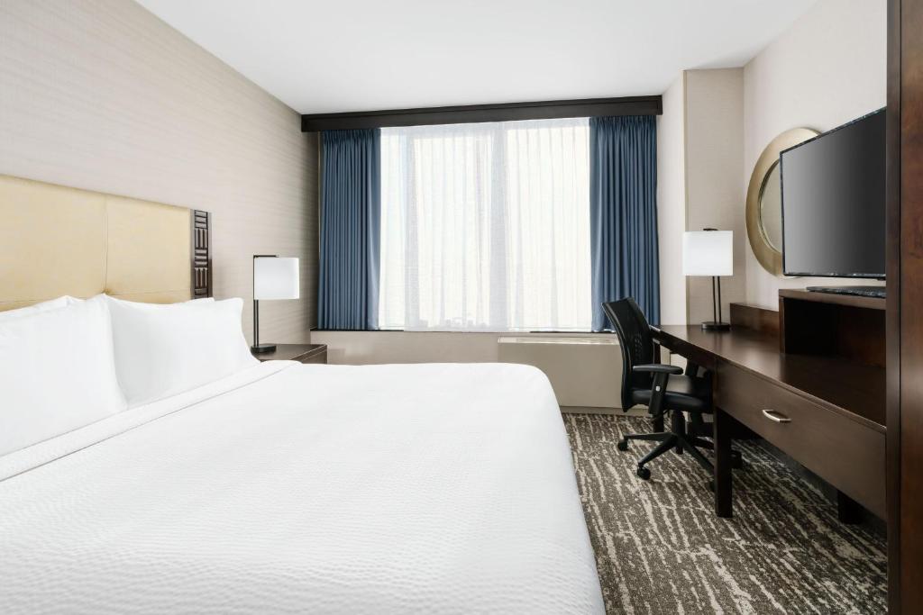Fairfield Inn & Suites by Marriott New York Midtown Manhattan/Penn Station - Deluxe King Room With City View